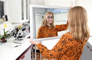 Kim-Rijnsburger-in-de-spiegel-greenport-duin-en-bollenstreek