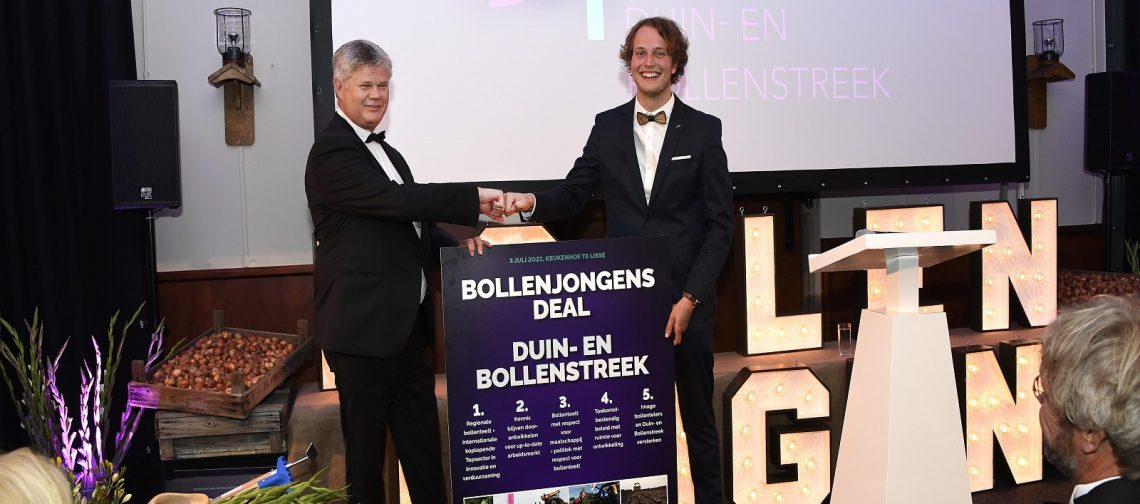 overhandiging-bollenjongens-deal-greenport