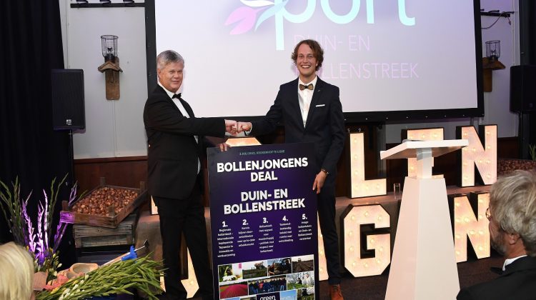 overhandiging-bollenjongens-deal-greenport