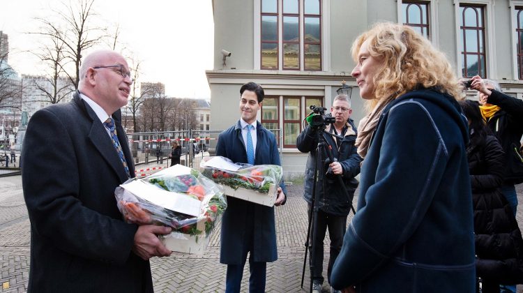 Adri-Bom-Lemstra-overhandigde-brandbrief-en-gezondheid-aan-de-ministers -Staghouwer-en-Jetten