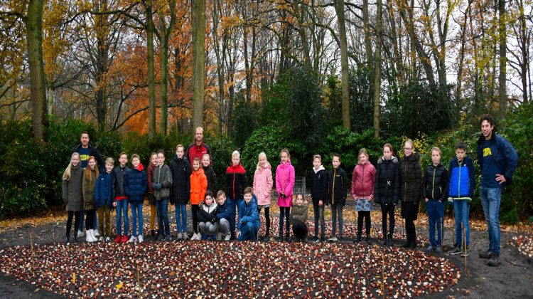 Bollenjongens-leerlingen-de-akker-tuinbouw-battle--Planten-Keukenhof