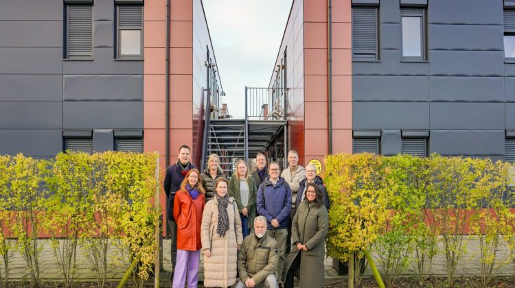 Groepsfoto-bezoek-gedeputeerde-katwijkerbroek-internationale-medewerkers-greenport