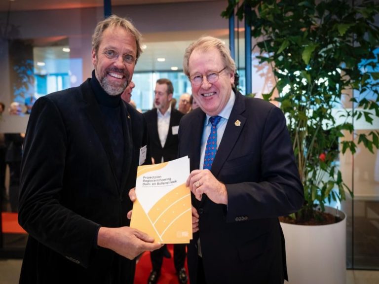 Simon-Pennings-overhandigt-projectplan- aan-CvdK-januari-2024