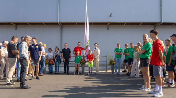 Burgemeester Roberto ter Hark hijst de vlag met bestuurslid Marc de Boer