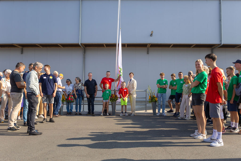 Burgemeester Roberto ter Hark hijst de vlag met bestuurslid Marc de Boer