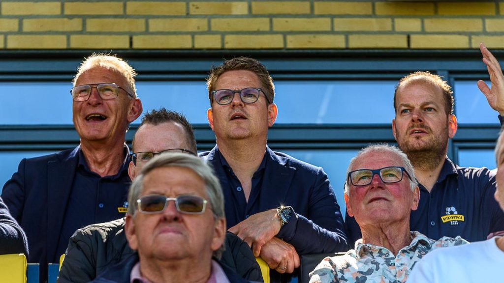 Peter Heemskerk (midden) juicht bij een doelpunt van Rijnsburgse Boys
