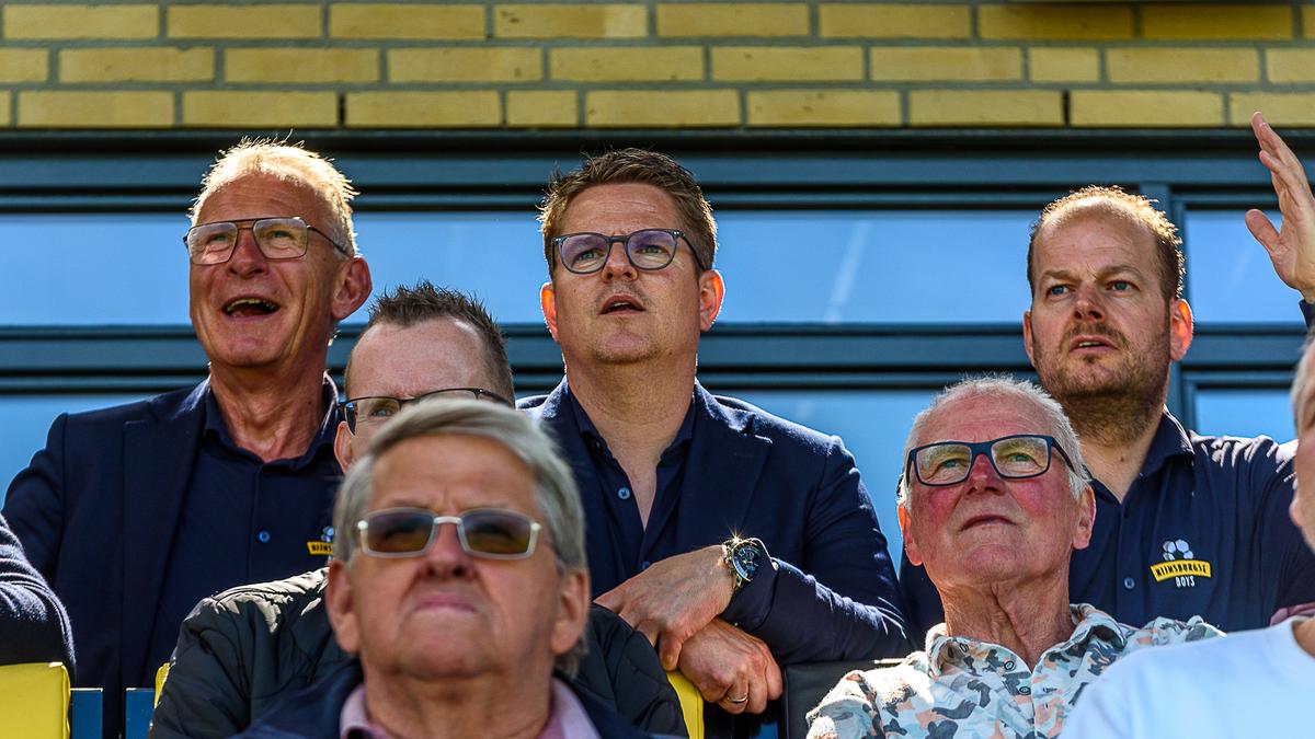 Peter Heemskerk (midden) juicht bij een doelpunt van Rijnsburgse Boys